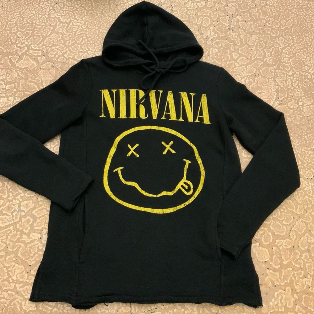H&M Women's Yellow and Black NIRVANA Hoodie
Size XS🖤💛🎸🎶🎼🎵🎤🎧🎙️🔈🔉🔊